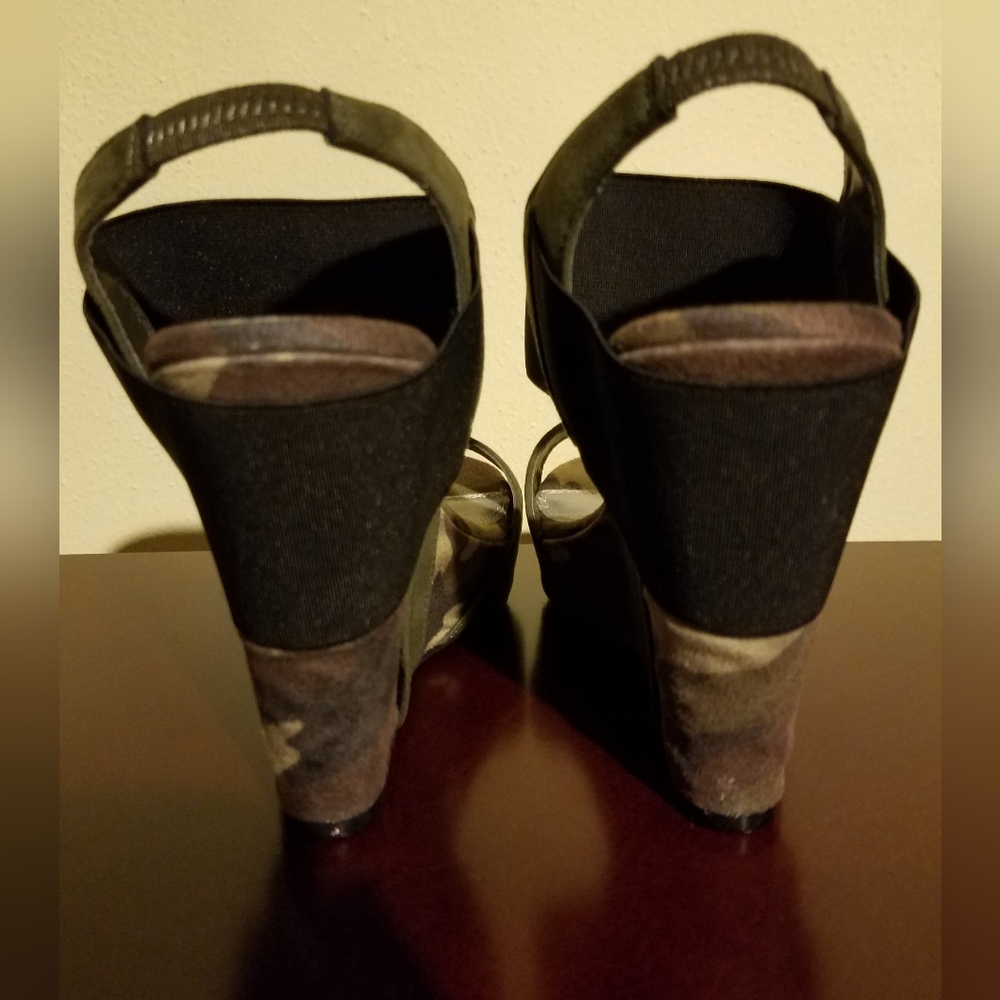 Like new Nine West Camo Colored Platform Wedges, Size 5.5 - Picture 6 of 11